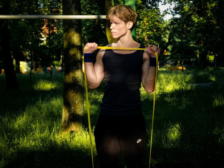 Trening z gumą oporową Calisfly w plenerze
